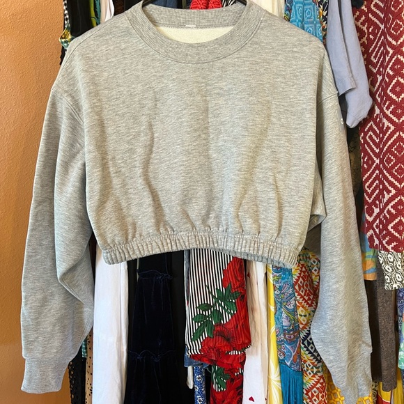 ALO YOGA CROPPED PULLOVER SOFT GRAY BRAND NEW WITHOUT TAGS - Picture 9 of 10